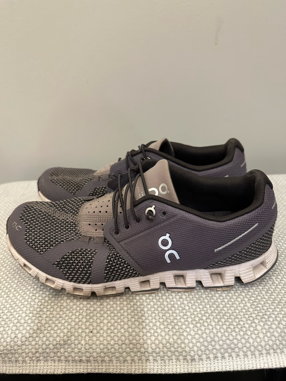 On Cloud 5 Women’s 7 Running Shoes Shark Gray Lifestyle Sneakers Comfort Sports